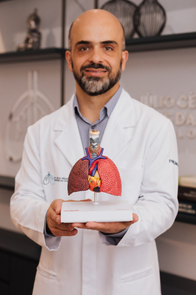 Dr. Júlio César. Pneumologista, especialista no tratamento de pneumonia.